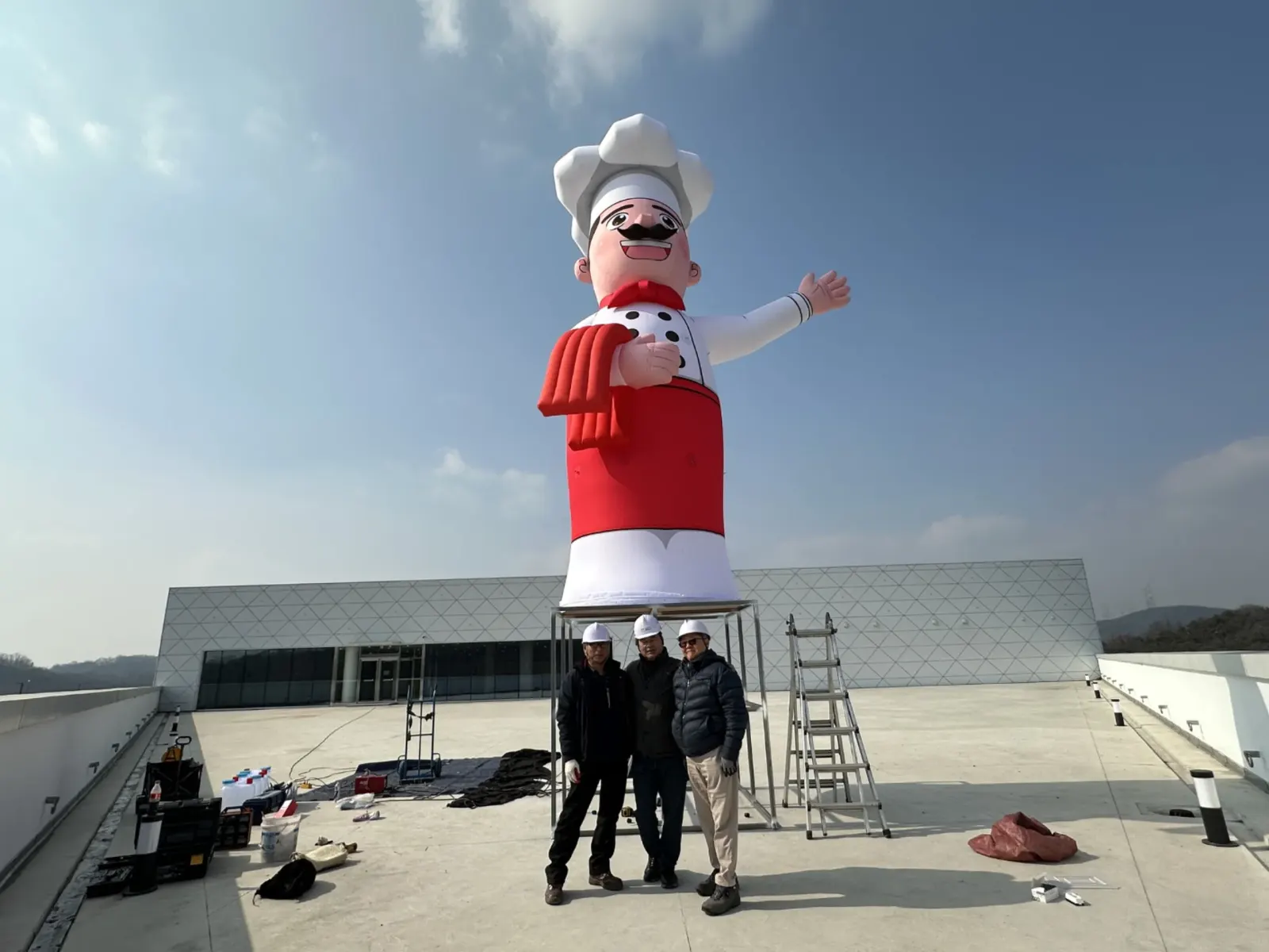 고속도로 휴게소 옥상 대형 광고 조형물 시공 현장