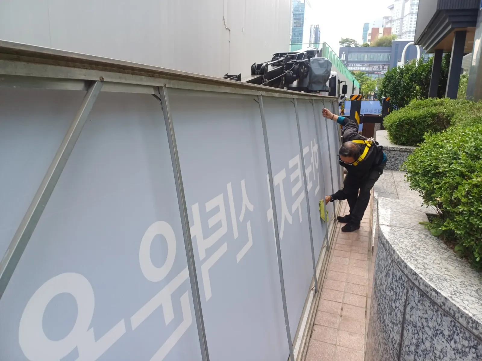 옥상 광고탑 후면 이미지 시트 배접 작업