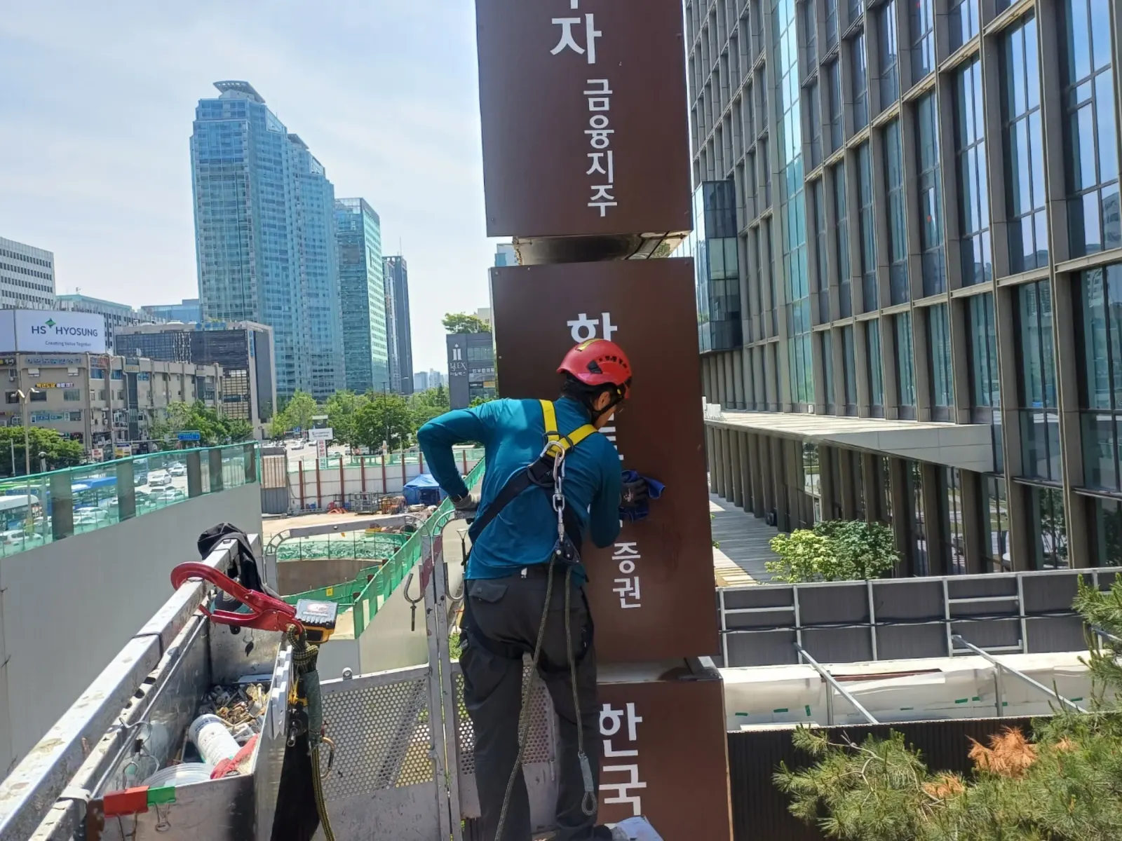 광고탑 후면 이미지 배접 작업 2